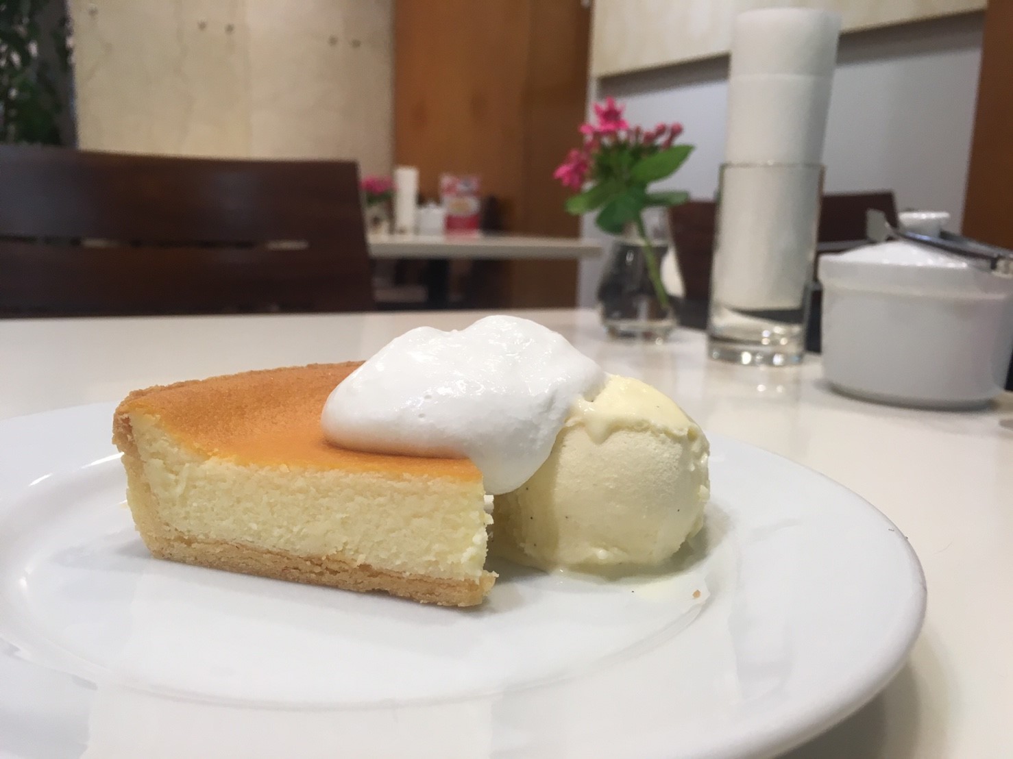 Morozoff モロゾフ 三宮センター街にある店舗で 人気のデンマーククリームチーズケーキを堪能 こべログ