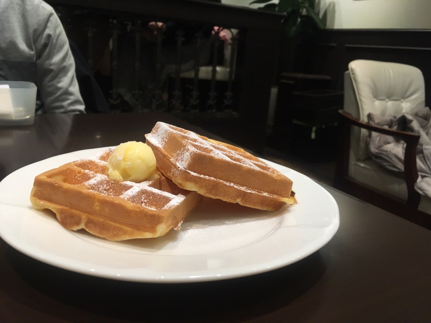 神戸珈琲物語 さんちかで食べる 外はサクサク 中はもちもち のプレーンワッフル こべログ